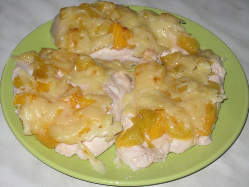 Куриное филе, запеченное с персиками и сыром