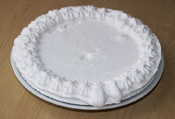 Готовое безе в качестве основы для торта Павлова. Большой диаметр