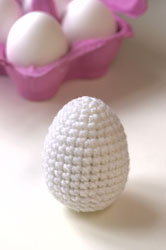 Маленькое вязаное пасхальное яйцо крючком