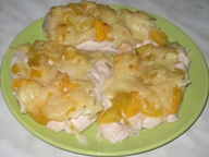 Куриное филе, запеченное с персиками и сыром